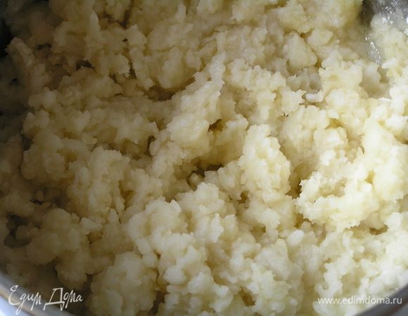 добавить муку, замесить тесто сначала ложкой, затем руками.

