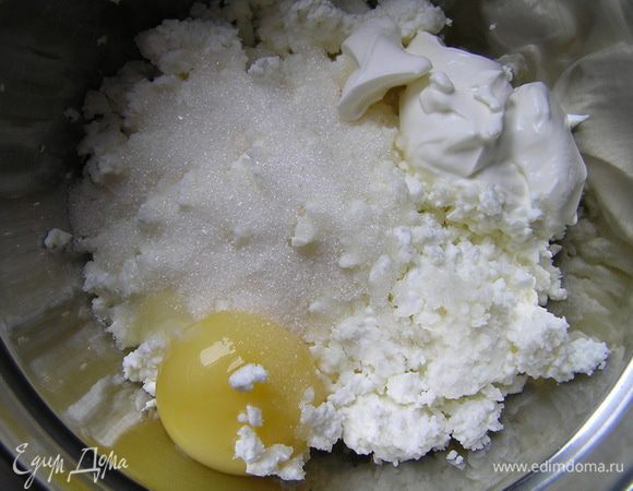 А пока приготовить начинку. Творог смешать с сахаром, ванилином, сметаной и желтком
