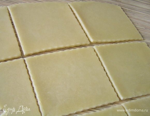 Тесто тонко раскатать, нарезать на квадраты.