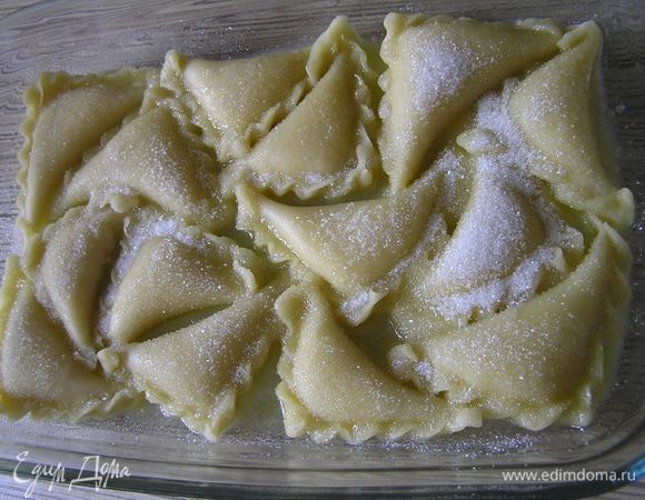 посыпать сахаром,