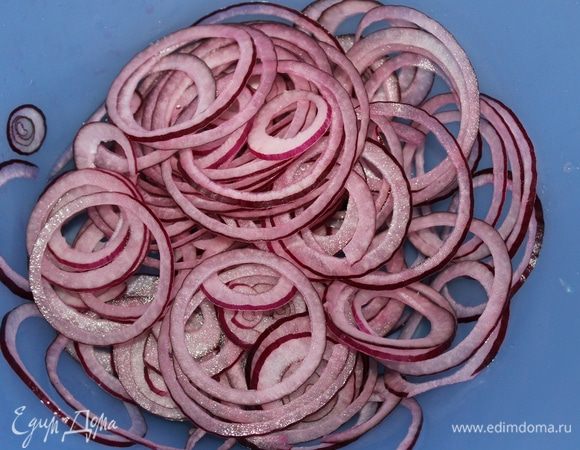 Подавать птичку на подушке из маринованного лука. Лук нарезать тонкими кольцами, полить лимонным соком и мариновать 10-15 минут.