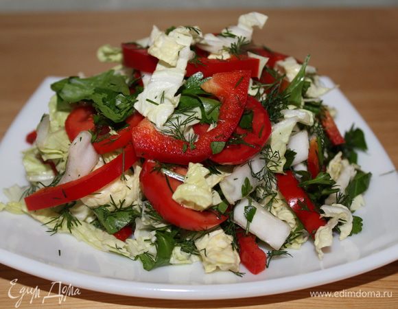 На гарнир салат из свежих овощей - пекинская капуста, помидор, болгарский перец, укроп, петрушка, оливковое масло, лимонный сок.