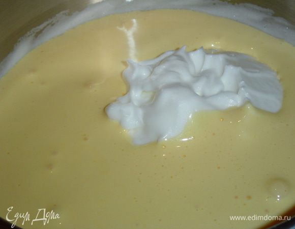 Желтки отделяем от белков. К желткам добавляем 75 г сахара и взбиваем до бела, затем взбиваем белки с оставшимся сахаром. К желткам добавляем белки и аккуратно перемешиваем лопаткой, добавляем просеянную муку и еще раз перемешиваем до однородной массы.