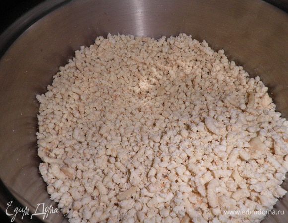 Испечь бисквит, охладить, протереть на терке или пропустить через мясорубку.

