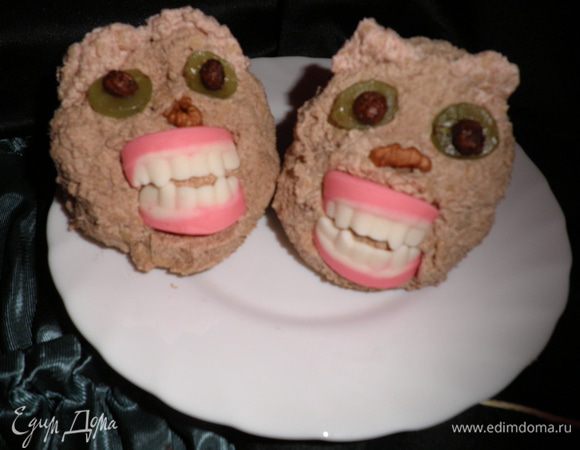 Приготовить сливочный крем: в кастрюлю влить молоко, всыпать сахар и ,помешивая, довести до кипения, чтобы сахар полностью растворился.

В другой посуде взбить яйца и, продолжая взбивать , влить тонкой струйкой горячее молоко с сахаром. Смесь довести почти до кипения, охладить до комн.температуры. Пока смесь охлаждается, взбить масло до получения пышной массы и, не прекращая взбивать, влить молочную смесь , взбивать до получения пышной массы.  В крем можно ввести различные добавки, у нас какао-порошок.

Бисквитные крошки, сливочный крем и коньяк перемешать.

Из полученной массы сформировать пирожное и поставить в холодильник на 20-30 мин.

У нас пирожное в виде "монстров" :глаза из винограда, зубы жевательный мармелад.