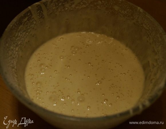 Сначала необходимо приготовить бисквит: Белки взбиваем с половиной сахара, затем в отдельной миске взбить желтки с оставшимся сахаром и аккуратно соединить вместе. Добавить муку и крахмал, осторожно перемешать, так чтобы масса не осела.