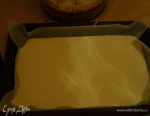 Противень застелить бумагой для выпечки, вылить на него тесто и поставить в разогретую, до 160 градусов, духовку и выпекать 45-50 минут.