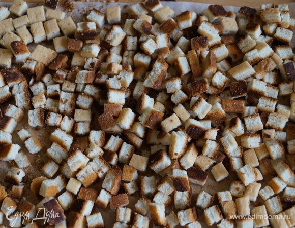 Готовый бисквит нарезать кубиками и оставить на ночь подсыхать