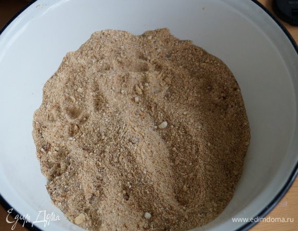 На следующий день бисквит измельчит в блендере в крошку и добавить молотый миндаль