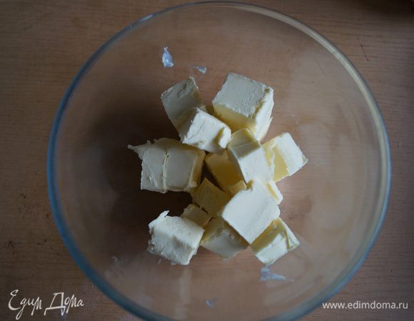 Сливочное масло порезать на кусочки и взбить в пышную массу