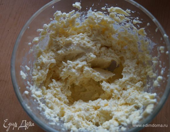 Добавить сгущенное молоко и снова взбить