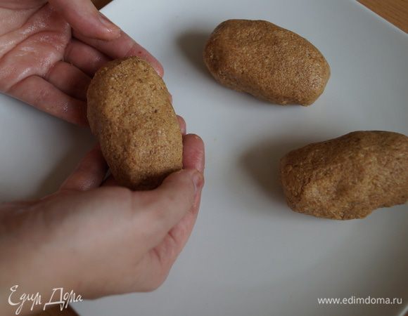 Слепить из полученной массы пирожные в виде картофелин