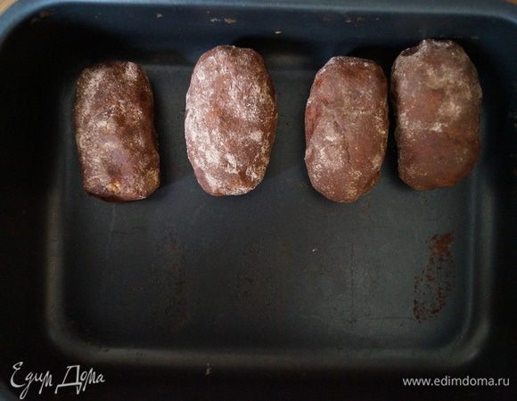 Обвалять пирожные в какао, и выложить их в форму, убрать в холодильник на 2-3 часа (можно и на целую ночь)