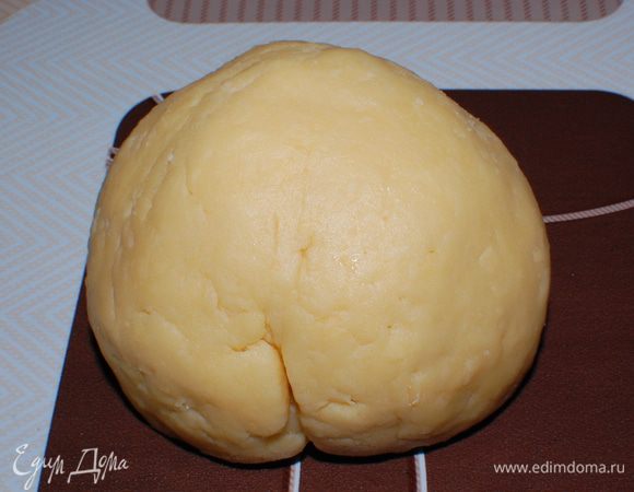 Замесить тесто. Тесто раскатать толщиной 1 см, желательно прямоугольной формы.