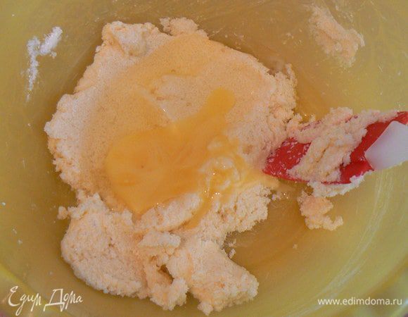 Взбить миксером масло с сахаром добела