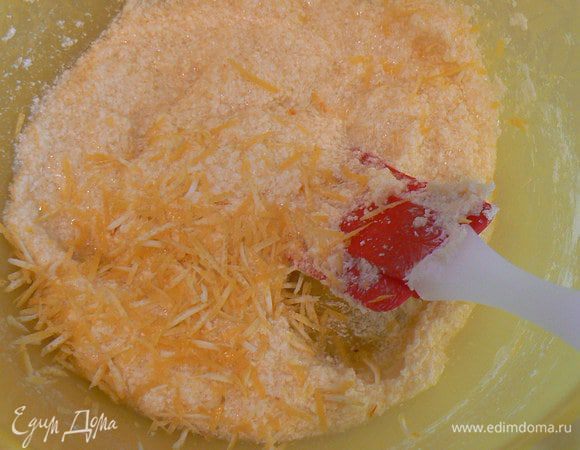 Вбить яйцо, добавить ванилин и лимонную цедру. 