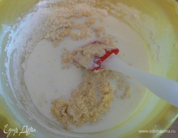 Вмешать в маслянно-яичную массу в 3 приёма, чередуя с молоком.
