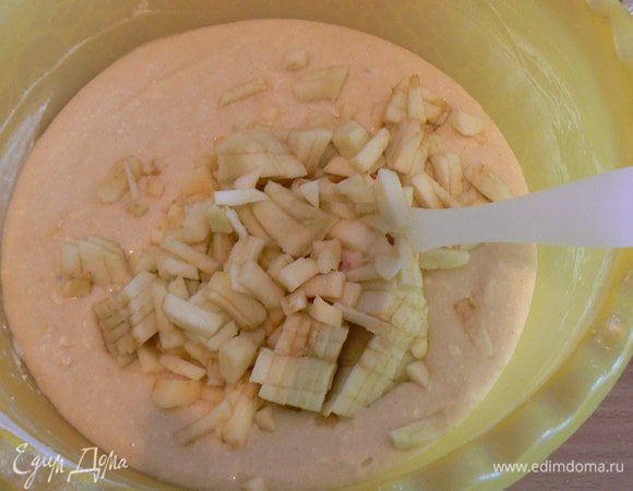 В конце добавить нарезанные кубиками яблоки. 