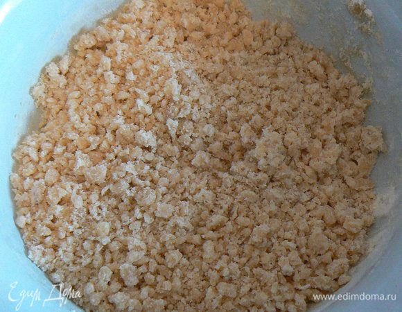 Присыпка. 
Смешать муку с сахаром корицей и мускатным орехом. Растереть с маслом до образования мелкой жирной крошки. 
