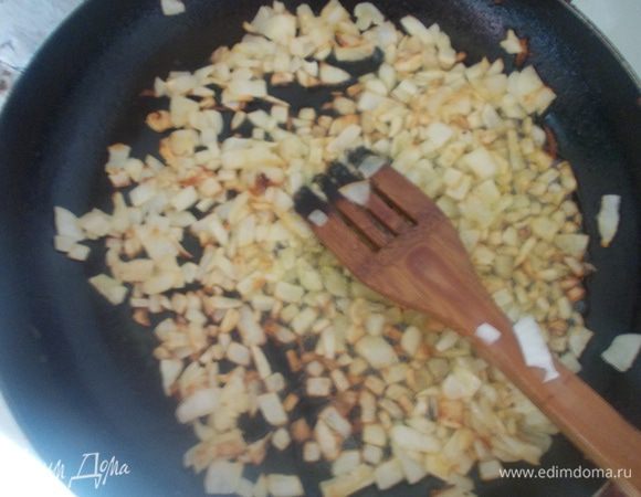 Лук мелко порезать и обжарить до золотистого цвета.