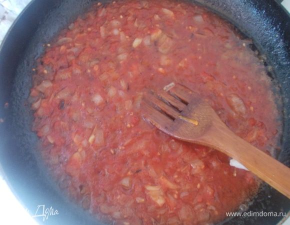 Добавить к луку мелко порезанные помидоры. Если нет помидоров,можно развести водой томатную пасту. 