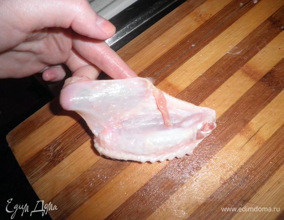 Крылышки помыть. Из верхней части аккуратно (чтобы не повредить кожу) извлечь кость с мясом. Мясо срезать с кости. Все мясо мелко нарезать или пропустить через мясорубку. Добавить специи (соль, перец, кориандр молотый), перемешать. Начинить крылышки.