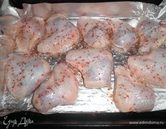 Крылышки выложите на противень. Посыпьте солью и паприкой. И запекайте в духовке 20-25 мин. при температуре 190 градусов.