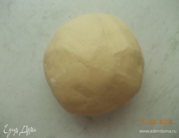 Замесить песочное тесто и убрать его в холод, на полчаса.