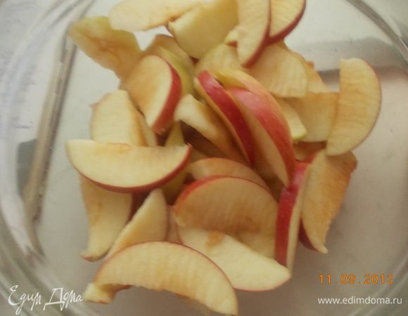 Порезать яблоки дольками.