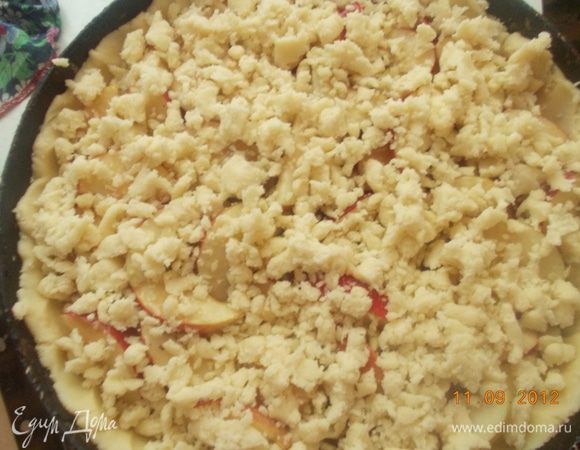 Замесить тесто на крошку и покрошить его сверху. Запекать до золотистого цвета 40-50 мин. на 200С.