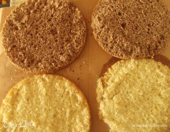 Испечь два коржа при температуре 180С. Проверить готовность спичкой. Затем остудить и разрезать вдоль, чтобы получилось 4 коржа.