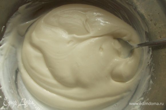 Для крема взбить сметану, постепенно добавляя сахар и ванилин.