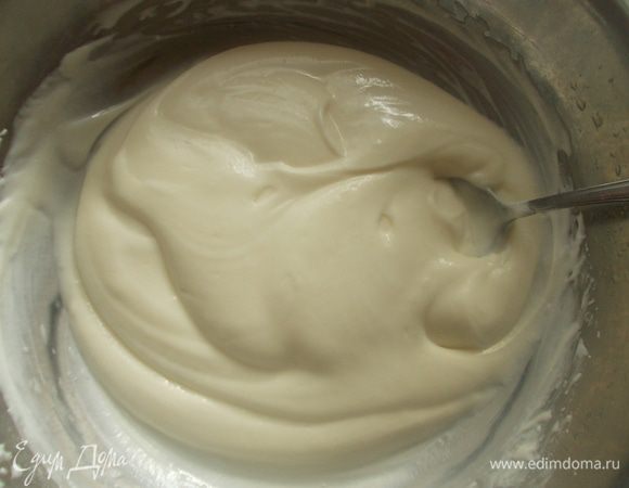Для крема взбить сметану, постепенно добавляя сахар и ванилин.