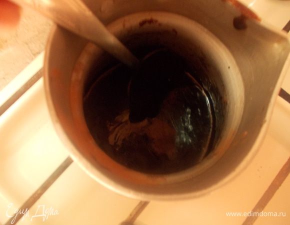 Сварить глазурь на очень медленном огне. Постоянно помешивать пока не раствориться сахар и глазурь станет шелковистой.