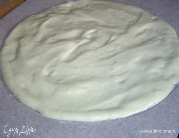 На пергаментной бумаге рисуем окружность нужного диаметра коржей, смазываем сливочным маслом, выкладываем понемногу теста и ровняем лопаткой. Я брала большее количество ингредиентов и у меня получилось 9 коржей, а с этим количеством будет 7 коржей.