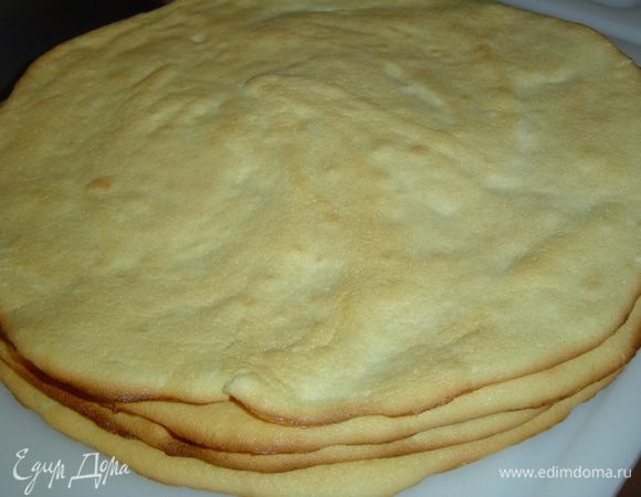 Выпекаем коржи при температуре 220 гр. 5-7 минут, а затем сразу же снимаем бумагу с бисквитов, а не бисквит с бумаги.