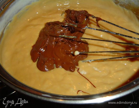 Готовим крем, для этого в молоко добавляем ванильный сахар, размешиваем и доводим молоко до кипения. Желток соединяем с 120 г сахара, добавляем немного теплого молока, хорошенько перемешиваем, добавляем крахмал и еще раз перемешаем смесь до однородного состояния. Пока молоко еще не кипит, часть его добавляем в желтковую смесь, перемешиваем; как только молоко закипит, сразу же вливаем постепенно желтковую смесь, постоянно перемешивая, доводим до загустения, тут же перекладываем в другую посуду и взбиваем. Получается консистенция жидковатой манной каши. К этому крему добавляем вареное сгущенное молоко, взбиваем, затем кладем растопленный шоколад и еще раз взбиваем. Даем крему остыть.