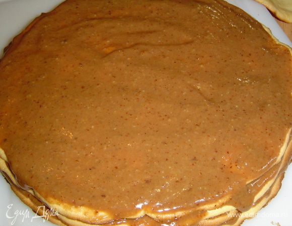 Теперь приступаем к сборке торта. Коржи смазываем кремом и отправляем в холодильник на часок.