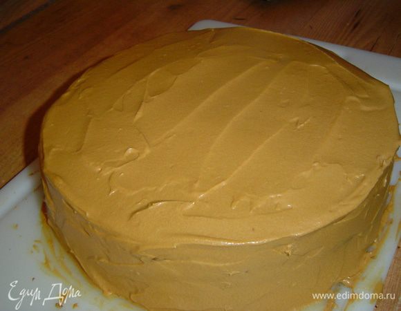Я приготовила еще и масляный крем под мастику, им и промазала бока и верх торта.