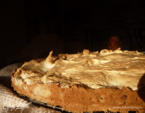 Масло, сахар, яичный желток взбить, дальше добавить муку с содой и замесить  тесто. Если тесто сильно густое,то можно добавить ст.л холодной воды. Тесто раскатаем и поместить в форму, охладить и сделать проколы. Выпекаем в разогретой до 180 °С  духовке 15 минут.
