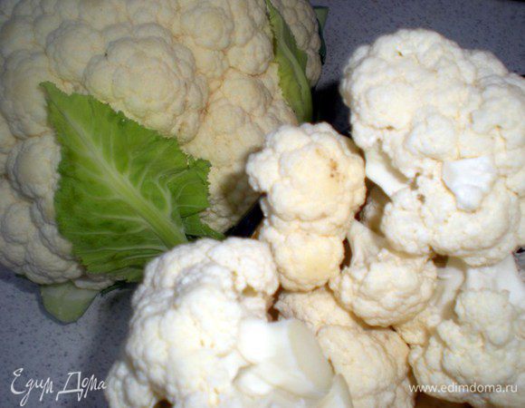 Капусту помыть, разобрать на соцветия и отварить в подсоленной воде примерно 15 минут. Затем откинуть в дуршлаг.