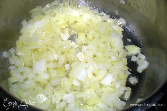 Лук нашинковать и обжарить в кастрюле с толстым дном на сливочном масле. Картофель и морковь очистить и нарезать кубиками.