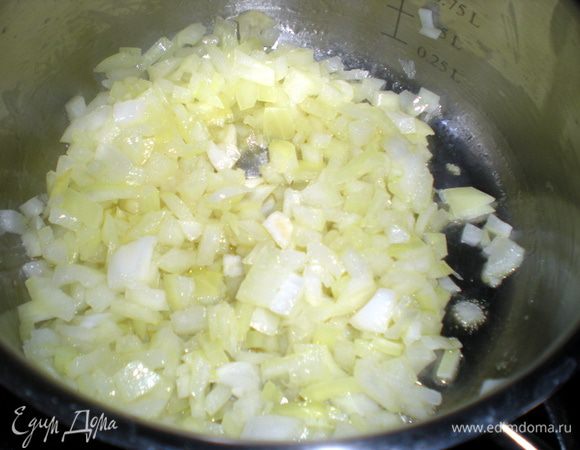 Лук нашинковать и обжарить в кастрюле с толстым дном на сливочном масле. Картофель и морковь очистить и нарезать кубиками.