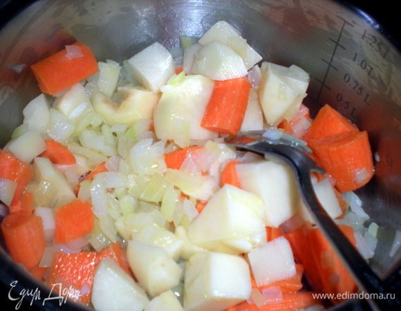 Как лук станет прозрачным добавить картофель и морковь. Немного потушить.