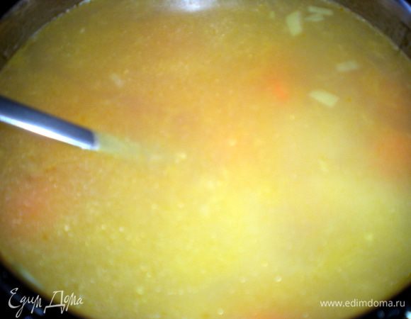 Влить воду. Где-то полтора литра. И варить под крышкой до готовности овощей.