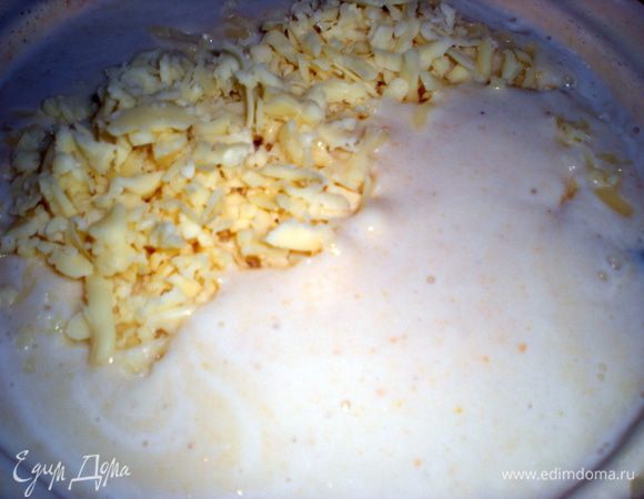 Влить теплые сливки, посолить, поперчить и добавить тертый сыр. Дать закипеть и проварить еще несколько минут.