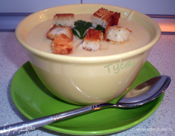 Подавать с гренками.