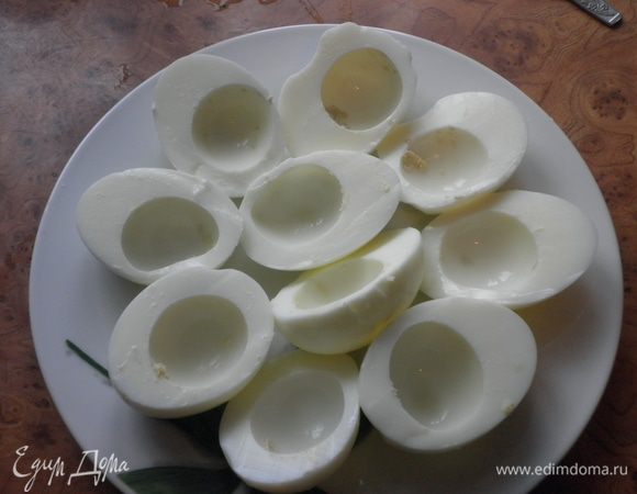Яйца отварить. Очистить и разрезать напополам. Вынуть желтки. 
