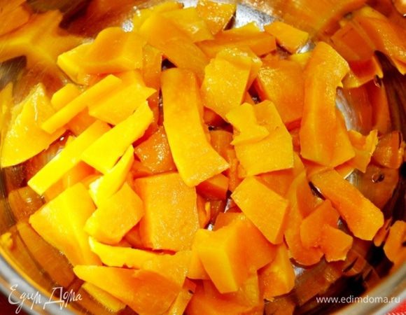 Тыкву нарезать не большими кусочками,посолить,поперчить, сбрызнуть оливковым масло и запечь в духовке или в микроволновке до готовности.(я запекаю в микро, 12 минут,при мощности 100).