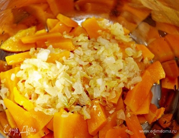 Лук и чеснк очистить и мелко нарезать В сковороде разогреть оливковое масло и обжарить в нём лук и чеснок ,помешивая до золотистого цвета. Тыкву переложить в кастрюльку, добавить обжаренные лук и чеснок